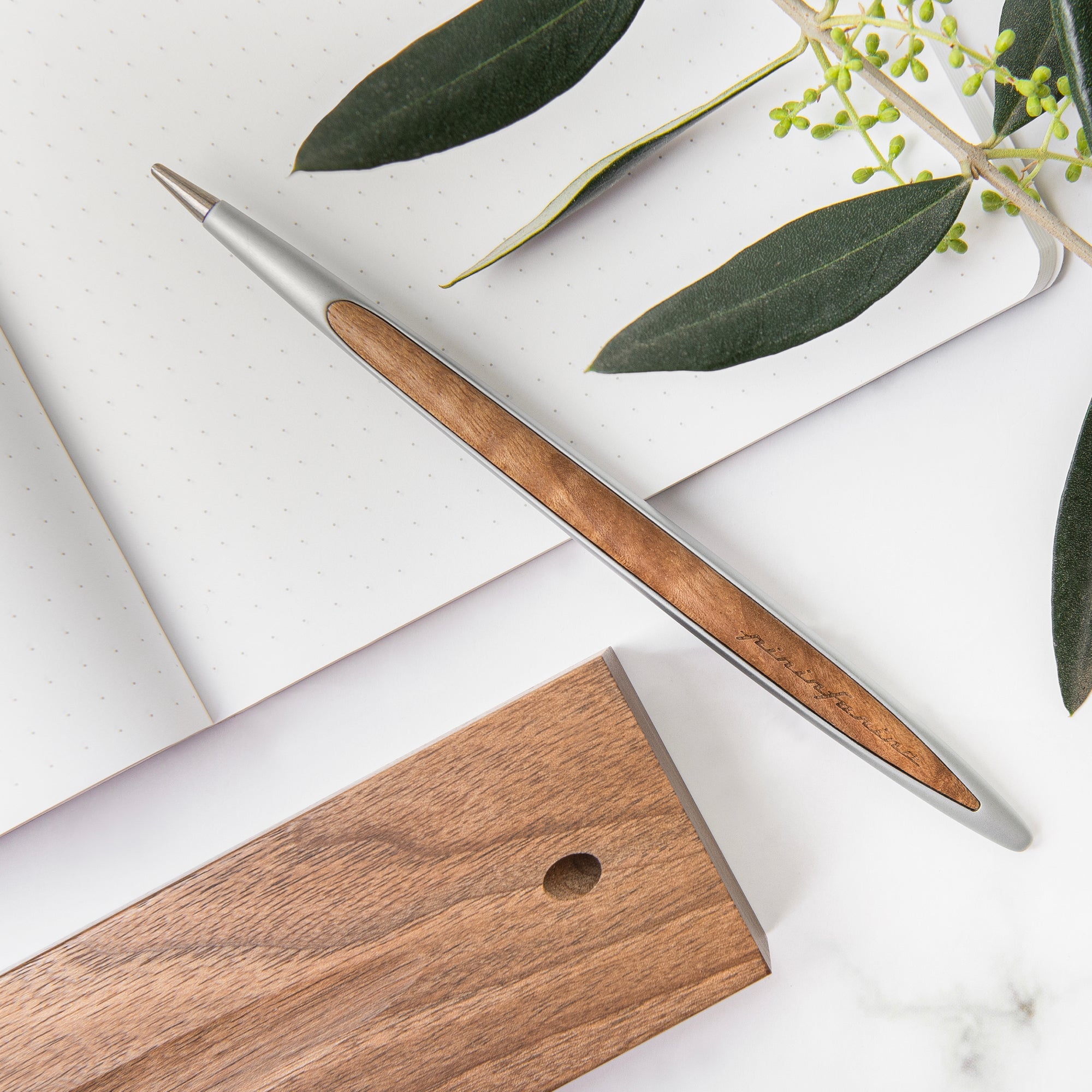 Pininfarina Cambiano Classic Ethergraf – Stylus with Ethergraf® Metal Alloy Nib and Solid Wood Desk Stand