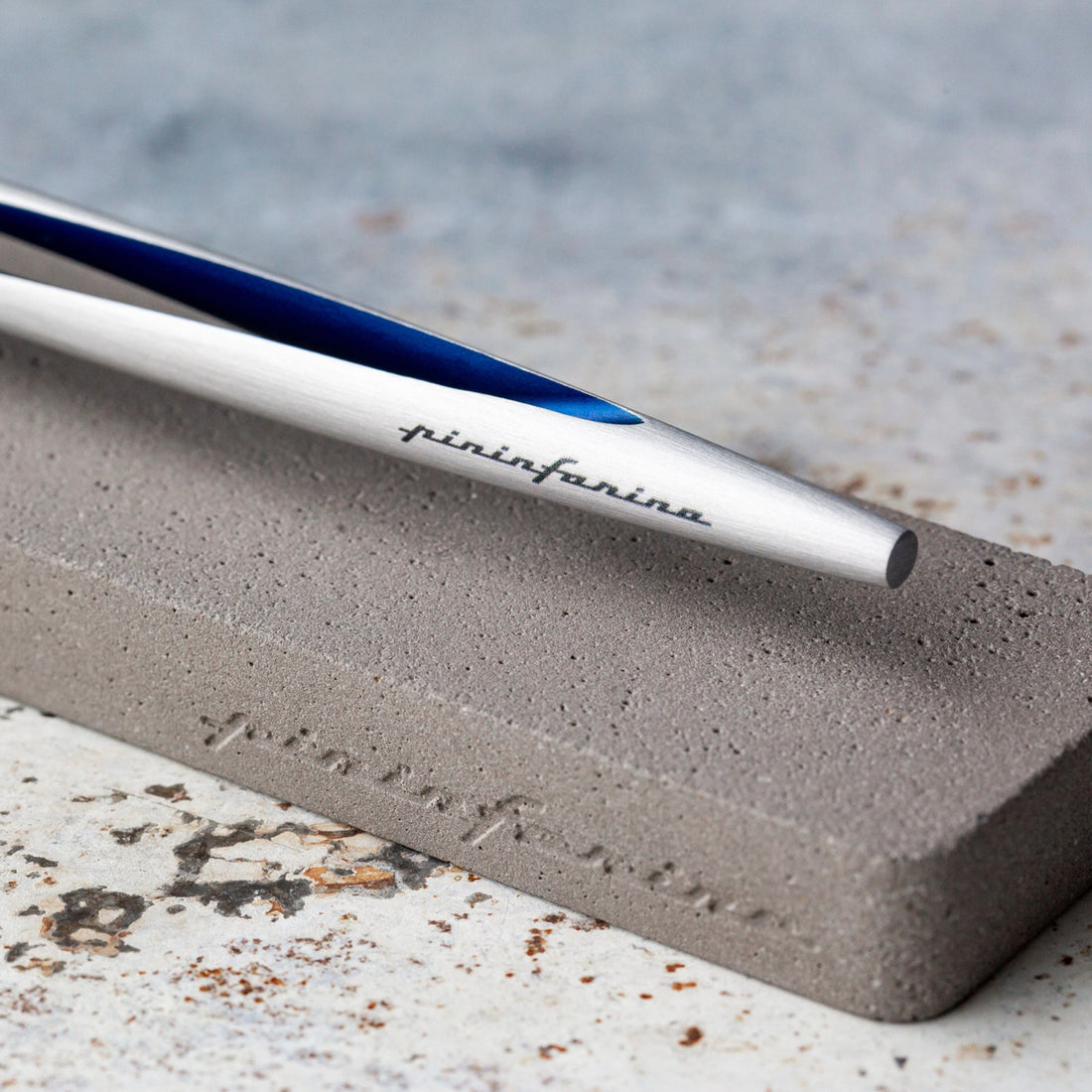 Pininfarina Aero Ethergraf – Inkless Stylus with Raw Concrete Desk Stand