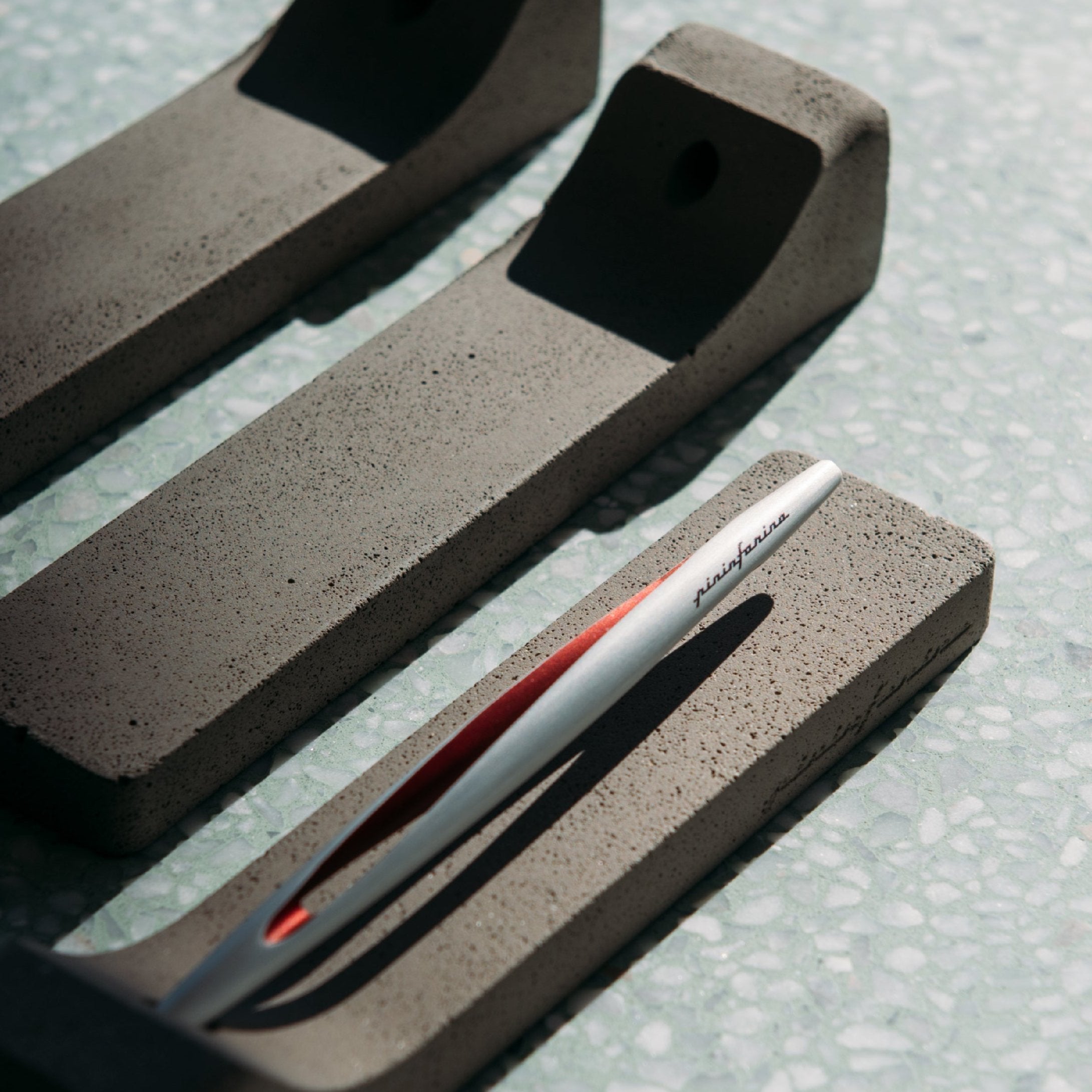 Pininfarina Aero Ethergraf – Inkless Stylus with Raw Concrete Desk Stand