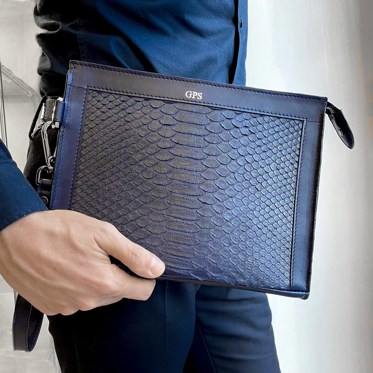 Pochette clutch mod. "Conquistatore" borsello Uomo in vera pelle di Pitone Personalizzabile con iniziali - Blu scuro