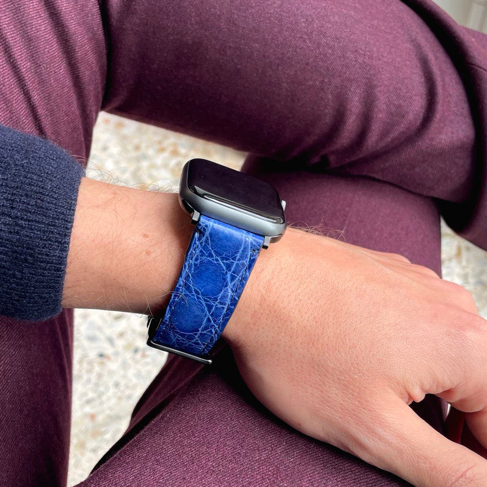 Cinturino Apple Watch in Pelle di Coccodrillo Blu Elettrico – Personalizzabile (Ultra, Serie 4–10, SE)