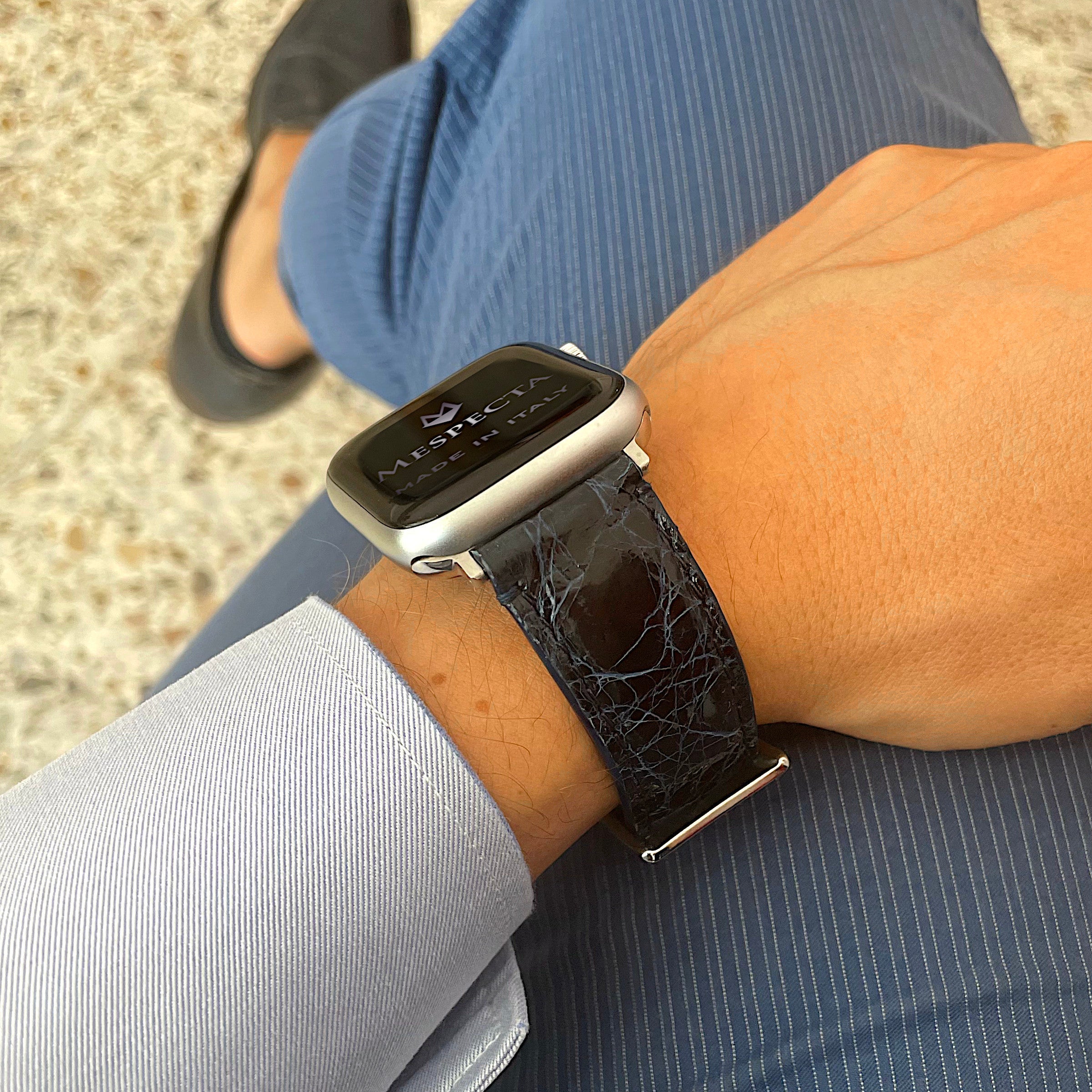 Cinturino Apple Watch in Pelle di Coccodrillo Blu Navy – Personalizzabile (Ultra, Serie 4–10, SE)